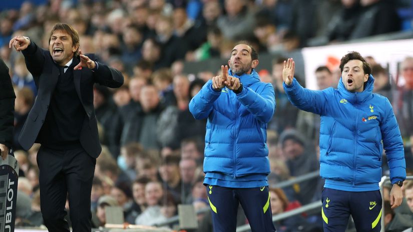 Conte (far left) and his staff, with Mason (far right) (©Gallo Images)
