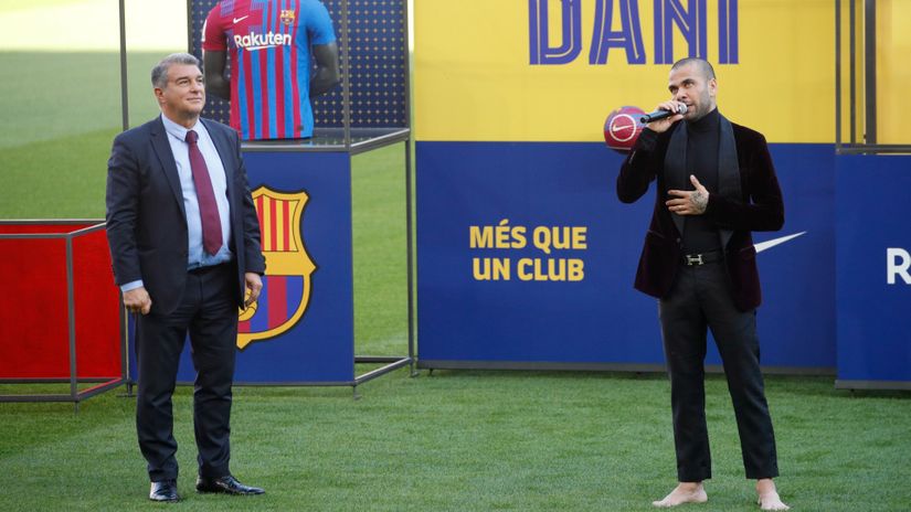 Barefooted Dani Alves and president Joan Laporta during the unveiling (©REUTERS/Albert Gea)