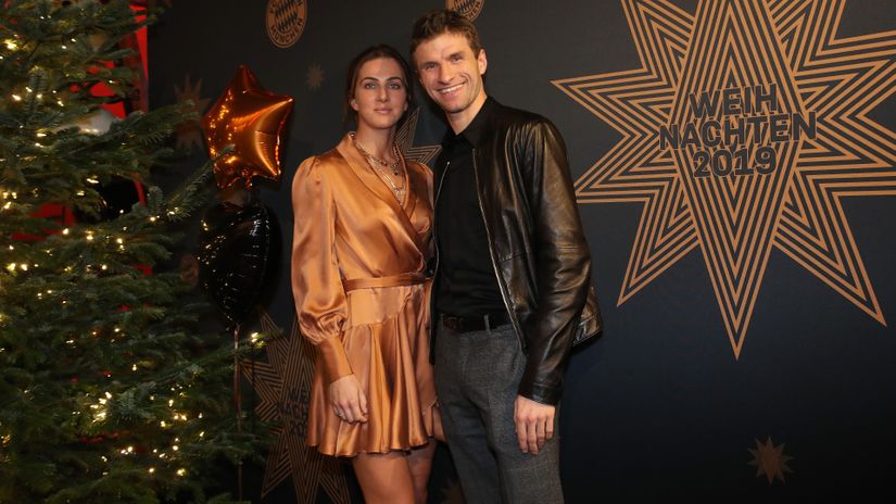 Thomas Muller and his wife Lisa (©Alexander Hassenstein/Getty Images)
