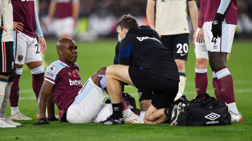 West Ham United's Angelo Ogbonna receives medical attention after sustaining an injury (©REUTERS/Tony Obrien)