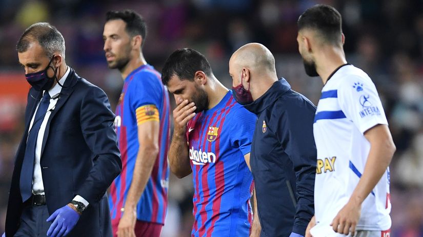 Aguero leaving the pitch against Alaves (©Gallo Images)
