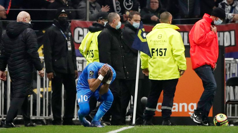 Dimitri Payet is hit by a water bottle thrown by a fan (©REUTERS/Benoit Tessier)