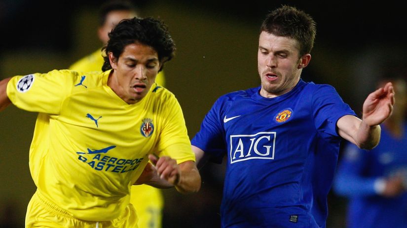 Michael Carrick playing for United against Villareal in 2008 (©AFP)
