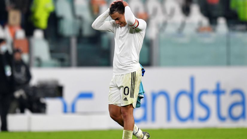 Dybala in despair after Juve defeat (© Valerio Pennicino/Getty Images)