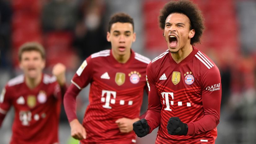 Sane, Musiala and Mueller celebrate Bayern's winner (© Sebastian Widmann/Getty Images)