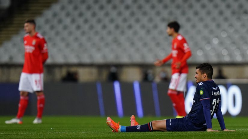 Joao Monteiro of Belenenses injured leaves Belenenses with only six players on the pitch during the Benfica tie (©Gualter Fatia/Getty Images)
