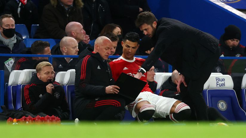 Cristiano Ronaldo takes instructions from Carrick (©Clive Rose/Getty Images)