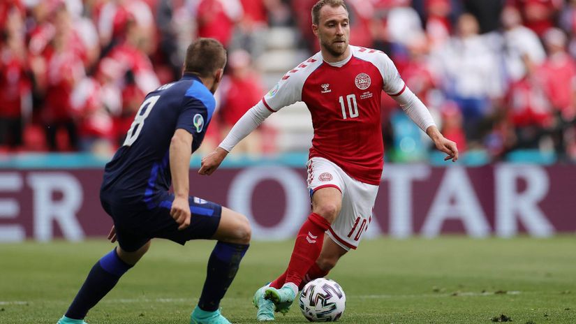Eriksen in action against Finland at EURO 2020 minutes before his cardiac arrest (©Friedemann Vogel - Pool/Getty Images)