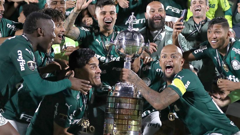 Felipe Melo and his Palmeiras teammates rise the Copa Libertadores trophy (© Buda Mendes/Getty Images)