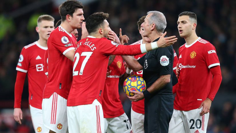 United players protest against Atkinson's decision (©Alex Livesey/Getty Images)