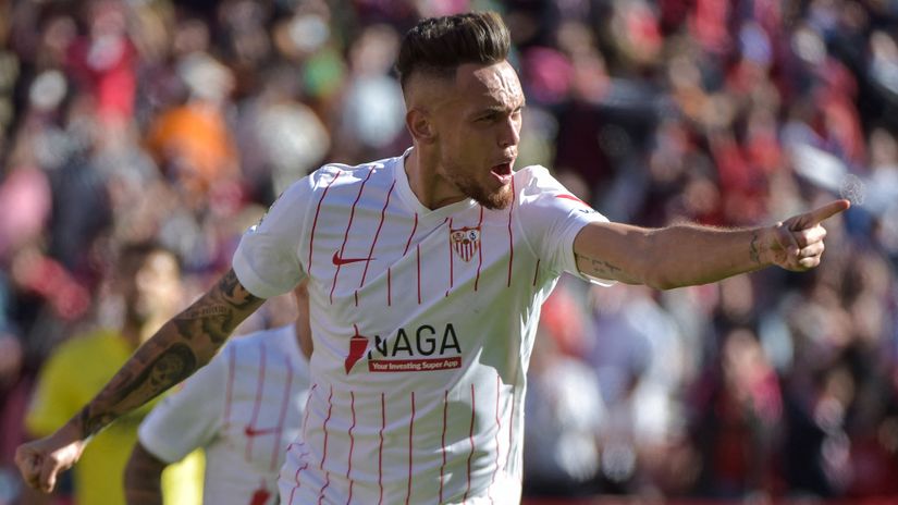 Lucas Ocampos celebrates the winning goal (kAFP)