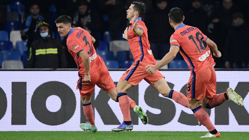 Atalanta players celebrate the winning goal (©AFP)