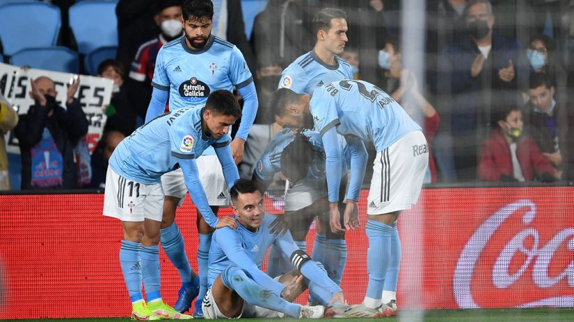 Injured Aspas celebrates with his teammates after scoring a goal against Valencia (©Octavio Passos/Getty Images)