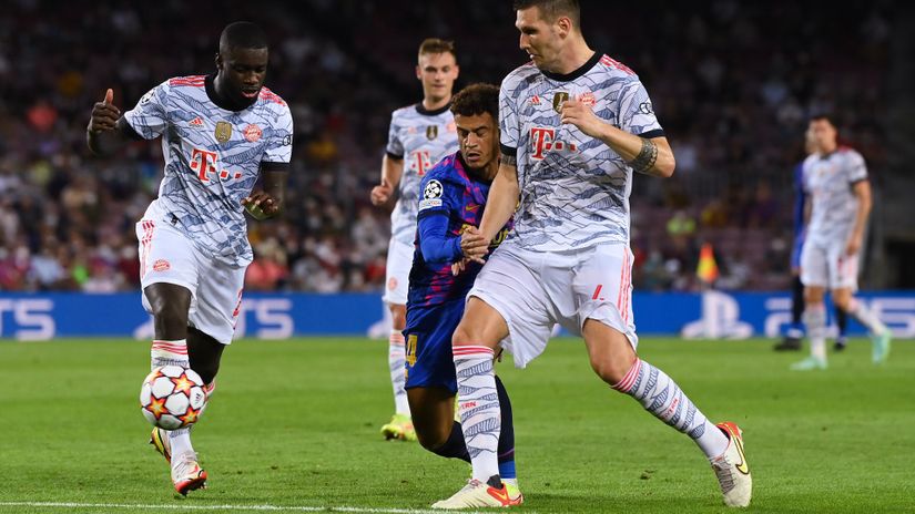 Coutinho fighting for the ball with Sule and Upamecano (©David Ramos/Getty Images)