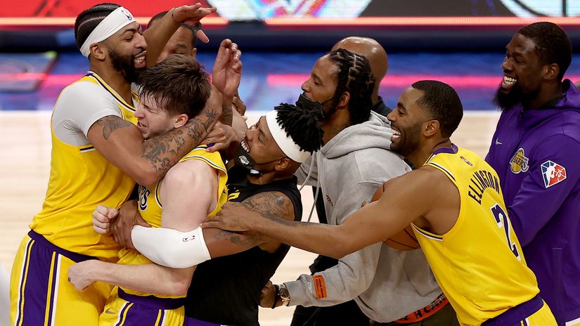 Lakers celebrating with Reaves (©Gallo Images)