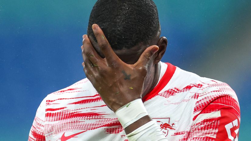 Leipzig's Nordi Mukiele laments another bad day for the Red Bulls (©AFP)
