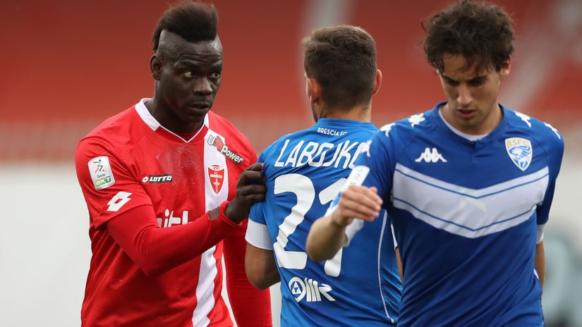 Mario Balotelli exchanges words of wisdom with an opponent (©Photo by Jonathan Moscrop/Getty Images) 