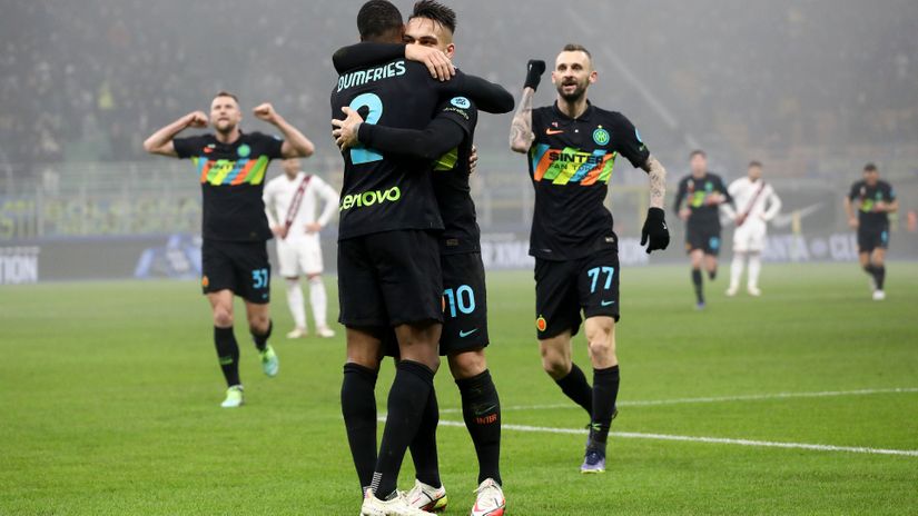 Dumfries and his teamates celebrate (©Marco Luzzani/Getty Images)