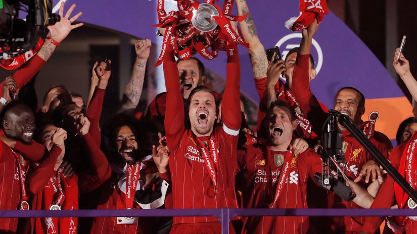 Henderson lifts the EPL trophy in 2020 (©Tom Jenkins/Getty Images)