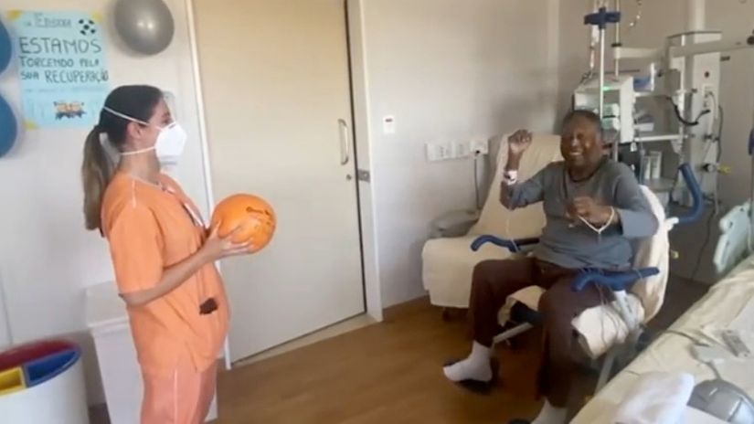 Pele before leaving the Albert Einstein Hospital (©Gallo Images)