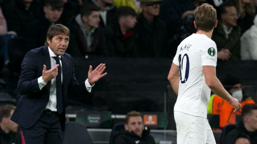 Antonio Conte getting his ideas across to Harry Kane (©AFP)