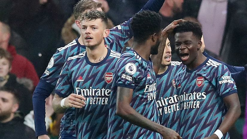Saka celebrates with his teammates after scoring (©REUTERS/Chris Radburn)