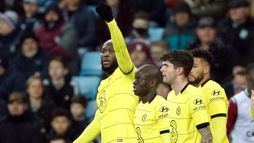 Lukaku celebrates with teammates after scoring a winner (©Reuters/Andrew Boyers)