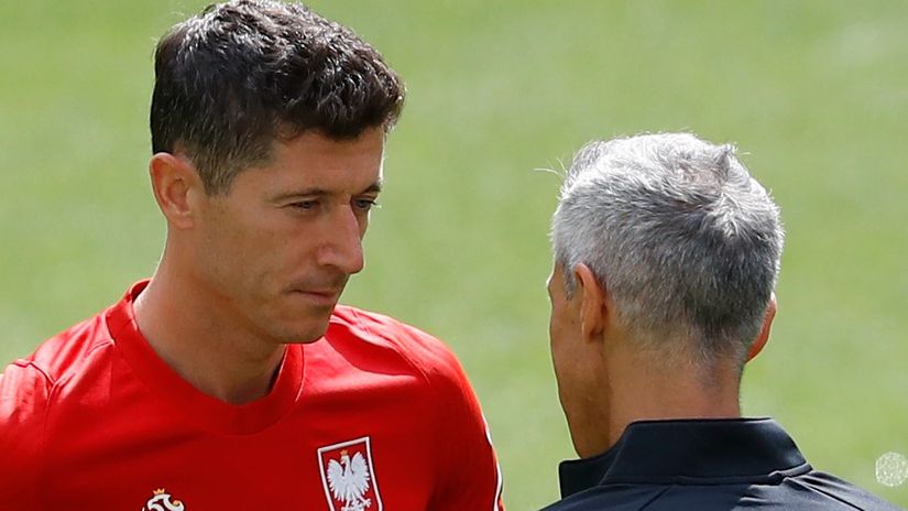 Lewandowski talking to Sousa (©REUTERS/Kacper Pempel)