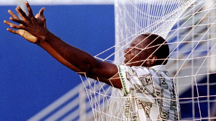 Rashid Yekini's famous goal celebration at the 1994 FIFA World Cup (©REUTERS/Oleg Popov)