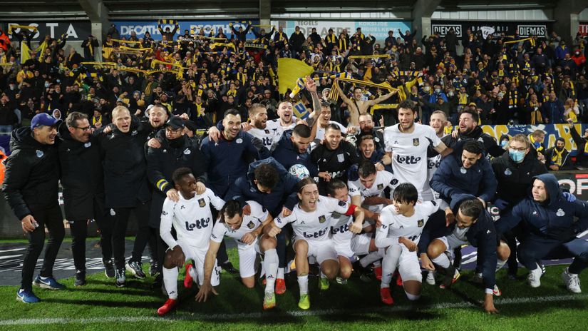 Royale Union Saint-Gilloise players celebrate with their supporters (©AFP)