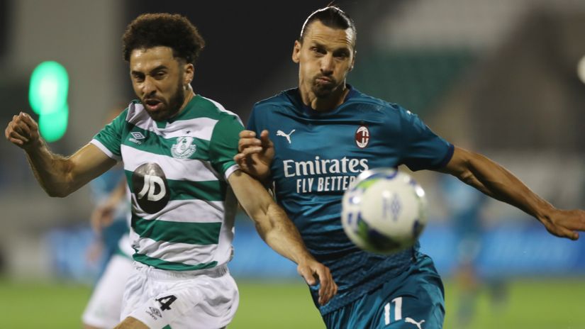 Roberto Lopes tackles Zlatan Ibrahimovic (© REUTERS/Lorraine O'Sullivan)