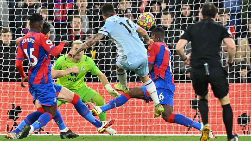 Manuel Lanzini scores the goal of the match (©AFP)