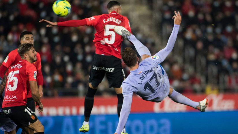 De Jong with a remarkable bicycle kick (©AFP)