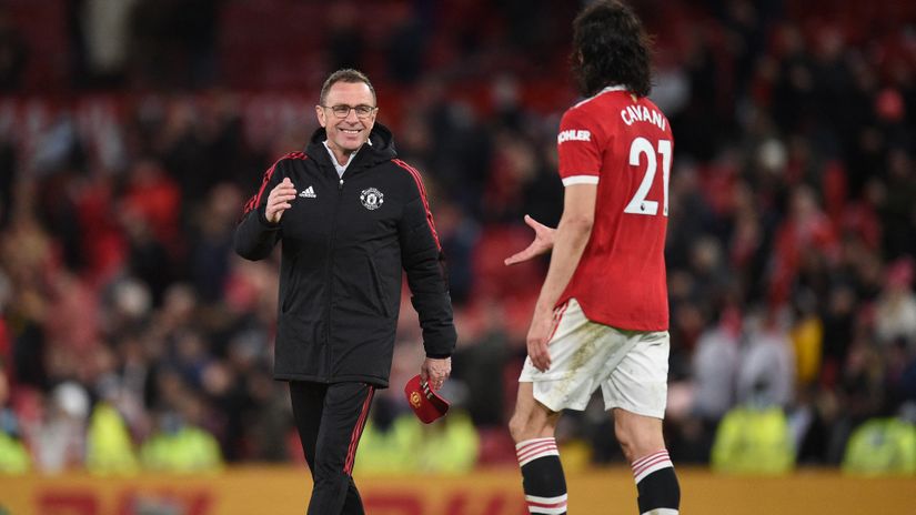 Rangnick and Cavani shake hands (©AFP)