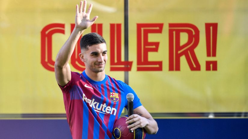 Ferran Torres waves to the crowd during his presentation at Camp Nou (©AFP)