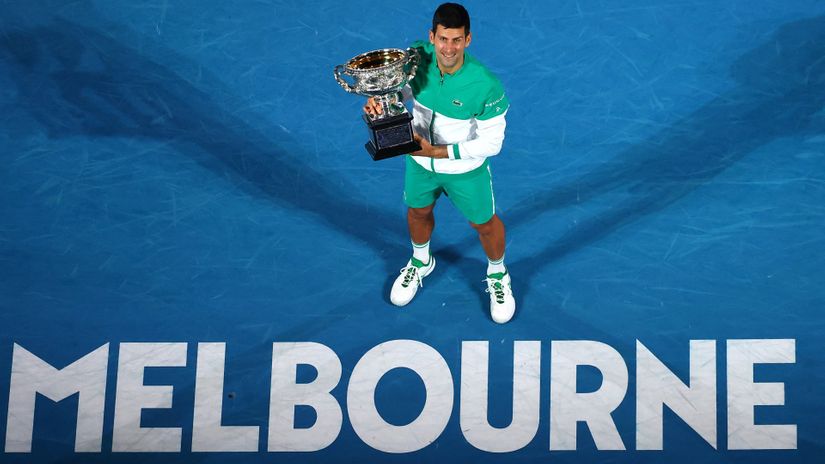 Novak Djokovic poses with the AUS Open trophy (©AFP)