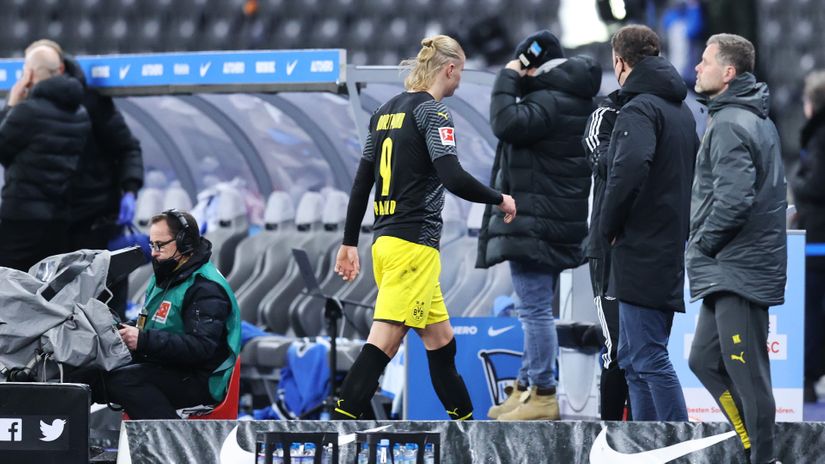 Haaland leaves the pitch (©Boris Streubel/Getty Images)