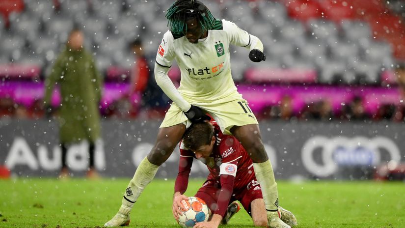 Kouadio Kone of Moenchengladbach challenges Thomas Mueller (©Sebastian Widmann/Getty Images)