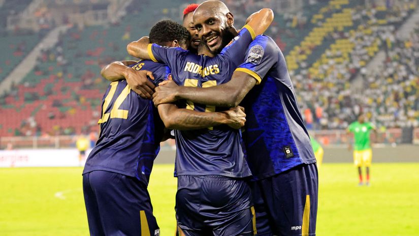 Cape Verde players celebrate their victory (©REUTERS/Thaier Al-Sudani)