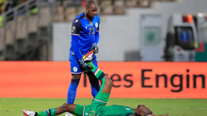 Ali Ahamada helps Kassim M'Dahoma with an injury (©REUTERS/Thaier Al-Sudani)