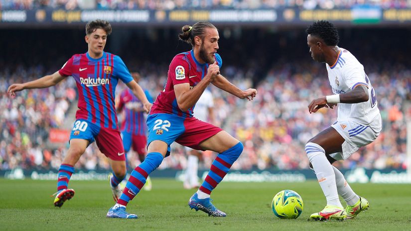 Mingueza tackles Vinicius Jr. during the last El Clasico (© Eric Alonso/Getty Images)