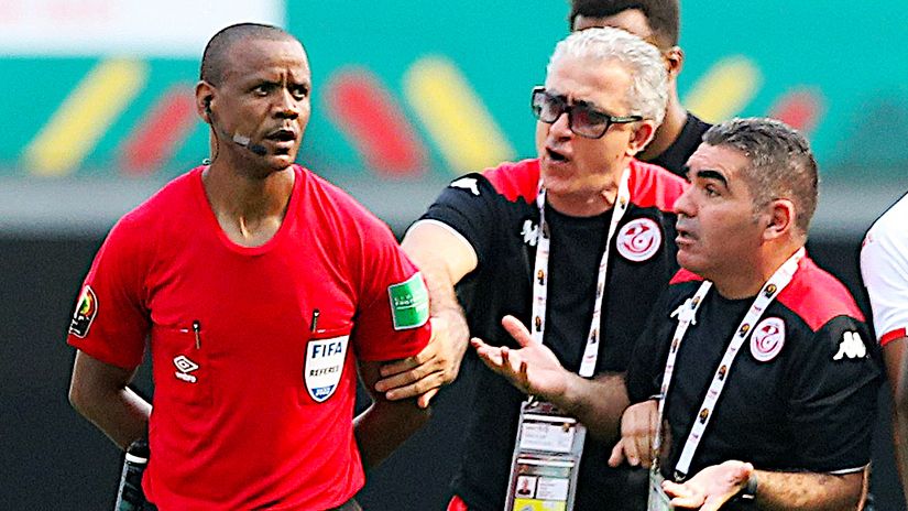 Tunisia coach Mondher Kebaier tries unsuccessfully to explain a few thing to referee Janny Sikazwe (Gallo Images)
