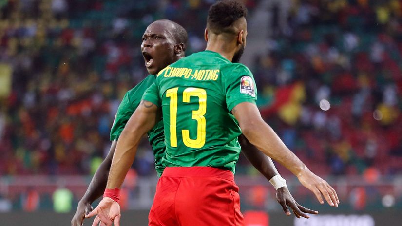 Aboubakar celebrates with Choupo-Moting (©REUTERS/Thaier Al-Sudani)