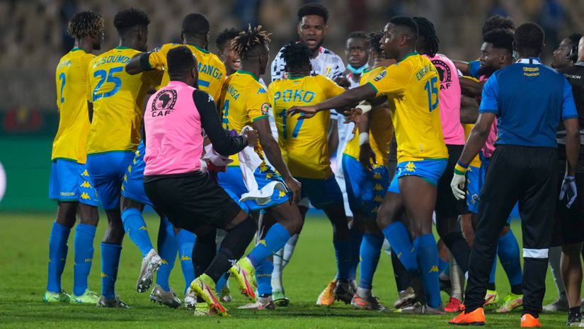 An after-match scuffle between the Gabonese and the Ghanaians (©AFP)