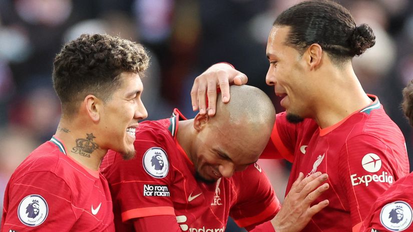 Fabinho celebrates with VVD and Firmino (© REUTERS/Phil Noble )