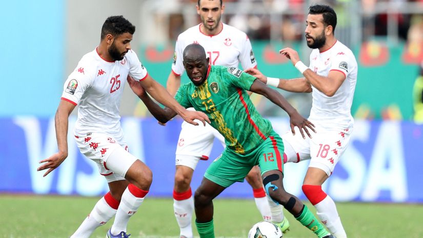 Mauritania's Almike Moussa Ndiaye in action with Tunisia's Anis Ben Slimane, Ellyes Skhiri and Ghailene Chaalali (©REUTERS/Mohamed Abd El Ghany)