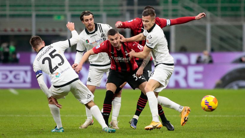 Overwhelmed: Milan's Rade Krunic can't break away from Spezia (©AFP)