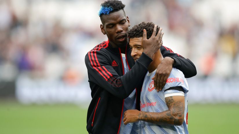 Pogba consolates Lingard (©REUTERS/David Klein)