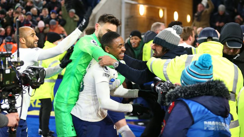 Steven Bergwijn of Tottenham Hotspur celebrates after scoring a goal to make it 2-3 (© Robbie Jay Barratt - AMA/Getty Images)