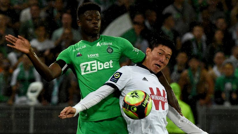 In deep trouble: Saint-Etienne's Saidou Sow and Bordeaux's Ui-jo Hwang (AFP)